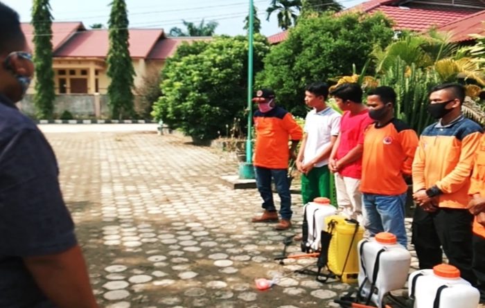 Netralisirkan Sekolah, Ketua Adiwiyata Bersama KPBD Inhu Gelar Penyemprotan Disinfectan