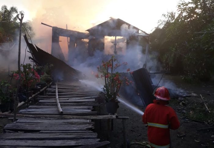 Satu Rumah Terbakar di Jalan Raya Kuantan Babu , Seberang Teluk Erong , Kecamatan Rengat