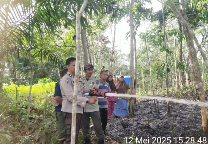 Pemadaman Kebakaran Lahan di Kecamatan Rengat Barat