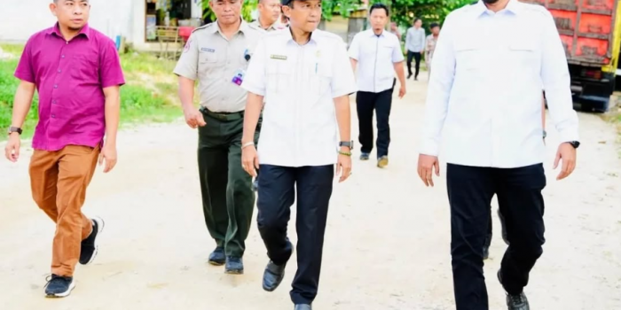 Bupati Tinjau Langsung Bangunan Roboh Akibat Angin Kencang