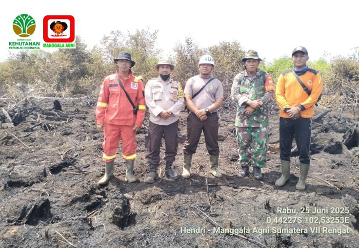 Pemadaman Lahan Terbakar di Kelurahan Sekip Hilir