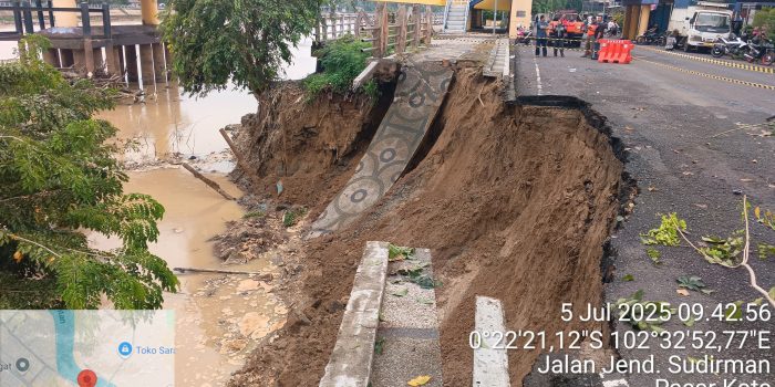 Tinjau Kondisi Kejadian Abrasi mengakibatkan longsor ruas jalan di Kelurahan Pasar Kota , Kecamatan Rengat, Kabupaten Indragiri Hulu