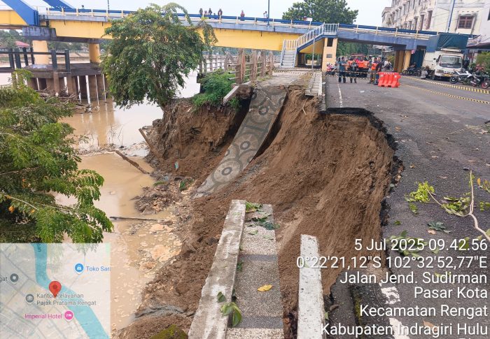 Tinjau Kondisi Kejadian Abrasi mengakibatkan longsor ruas jalan di Kelurahan Pasar Kota , Kecamatan Rengat, Kabupaten Indragiri Hulu